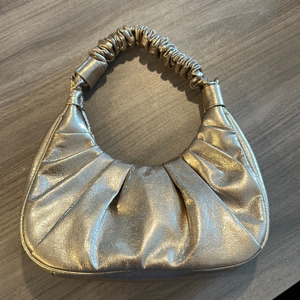 Gold rouch handle bag🤍